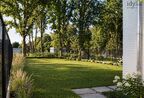 Voor degenen die een voorkeur hebben voor een hedendaags exterieur, biedt lot 8 in Hof ter Laak de perfecte samensmelting van architecturale stijlen uit het verleden en het heden. Met een royaal perceel van 4 are en een bruto bewoonbare oppervlakte van 14