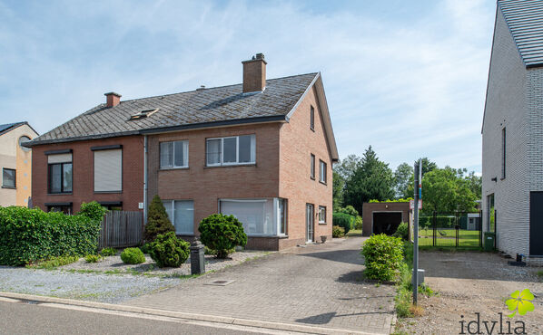 Bij sommige woningen voel je de warmte en huiselijkheid zodra je er over de drempel stapt. Zo ook bij dit huis uit 1974, gebouwd aan de Monerikstraat in Kuringen, Hasselt. Ondanks de geweldige locatie zo dicht bij de stad – in minder dan tien minuten fi