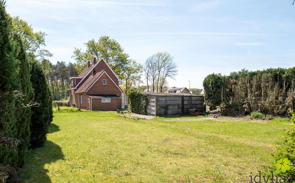 Verscholen tussen de velden en de bossen van Hechtel-Eksel ligt deze brikrode woning te wachten op nieuwe bewoners. De locatie is top: in ’t groen, op wandel- en fietsafstand van het gezellige dorpscentrum én op een steenworp van de belangrijkste snelw