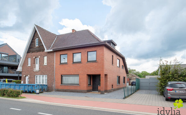 Aan de Donkweg in het centrum van Zonhoven ligt een huis met heel wat potentieel om er jouw thuis van te maken: je kunt het volledig invullen en inrichten naar eigen smaak en wens, want de sloopwerken zijn al gebeurd! De vorige eigenaar van deze halfopen 