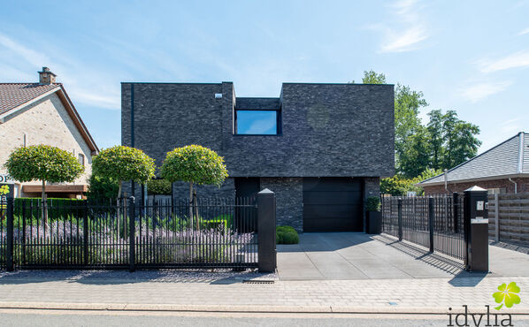 Sluit je ogen even en denk aan een huis, tot in de kleinste details afgewerkt. Kun je je de bewonderende reacties al voorstellen? Sluit nu nogmaals je ogen en doe er een schepje bovenop: luxe, duurzaamheid, wooncomfort én ruimte op een toplocatie. Dit hu